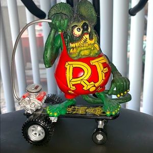 RF rat statue
